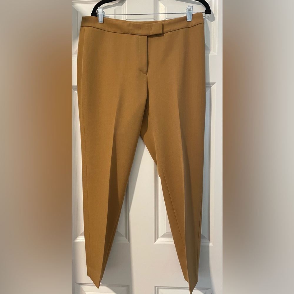 NWOT Anne Klein ankle length crepe pant. Carmel color. Back slash pockets. Size8